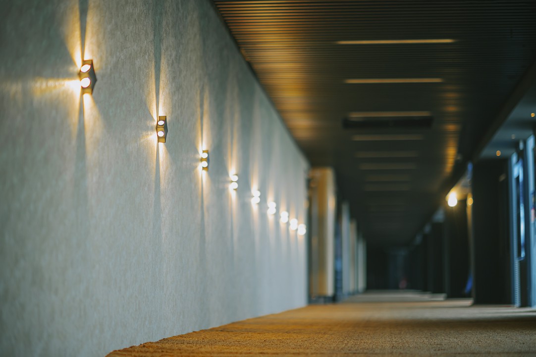 oświetlenie na fasadzie budynku