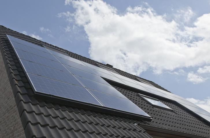 Panel słoneczny na ciemnym dachu