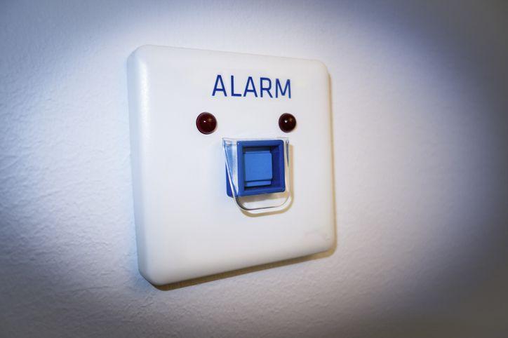 Alarm zawieszony na ścianie